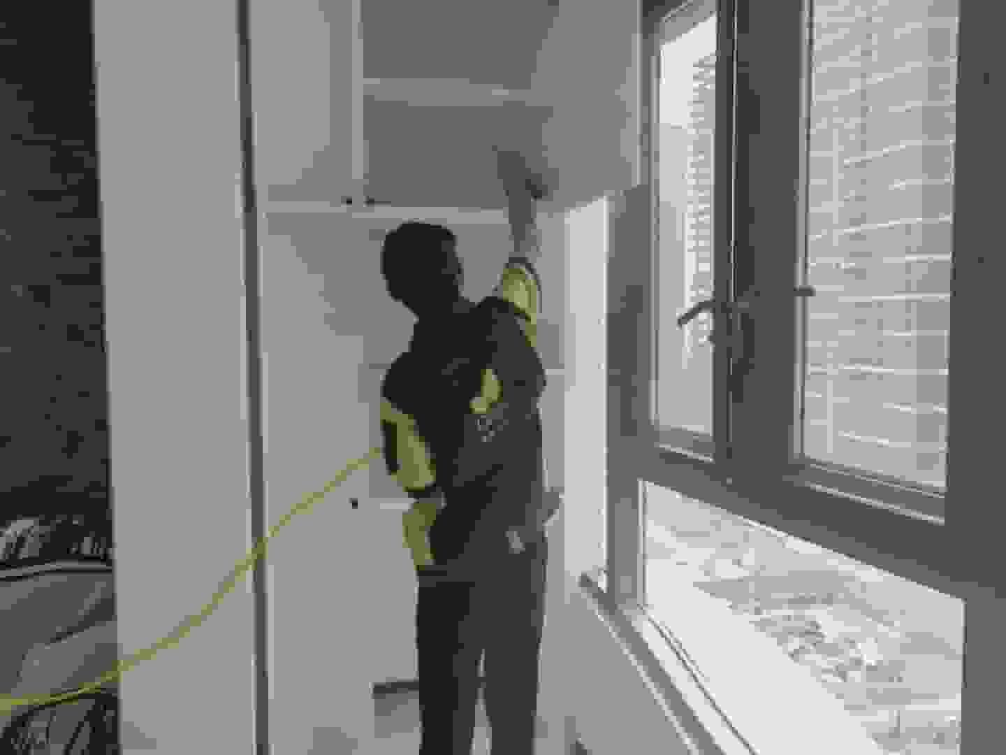 書房內，工作人員開啟光觸媒設備，藍色光照在書桌抽屜內部，利用光觸媒分解特性，對抽屜內部進行高效除醛，整個抽屜被藍色光籠罩，充滿科技感。